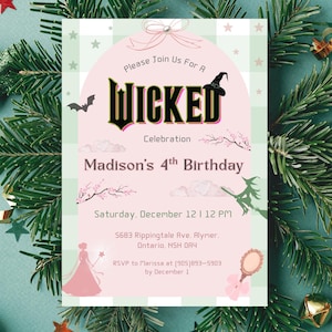 Può includere: Un invito a una festa a tema rosa e verde, con la parola "WICKED" in un font stilizzato. L'invito include i dettagli per la celebrazione del 4° compleanno di Madison, con un cappello da strega e altri elementi stravaganti.