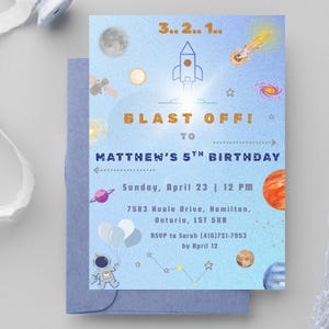Könnte beinhalten: Eine hellblaue Geburtstagseinladung mit Weltraumthema. Die Einladung zeigt eine Rakete, Planeten, Sterne und den Text "BLAST OFF!" und "Matthews 5. Geburtstag". Enthält Datum, Uhrzeit und Ort.