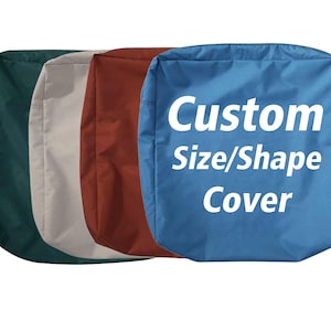 以下が含まれることがあります： ダークグリーン、ベージュ、ラスト、ブルーの4色のカスタムカバー。青いカバーには、白い文字で「Custom Size/Shape Cover」と書かれています。これらのカバーは、特定のサイズと形状に合わせて設計されています。
