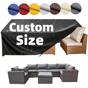 Peut inclure: Une housse de mobilier d'extérieur noire avec le texte "Custom Size" en blanc. La housse est drapée sur un canapé et une chaise en osier. Une sélection d'échantillons de tissus de différentes couleurs est affichée au-dessus de la housse.