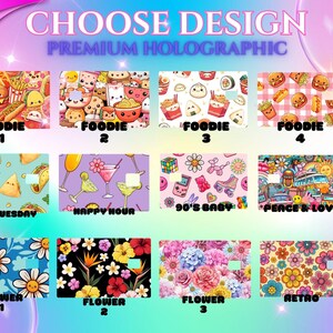 Puede incluir: Imagen promocional que muestra varios dise&ntilde;os, incluyendo "Foodie", "Taco Tuesday", "Happy Hour", "90's Baby", "Peace & Love", "Flower" y "Retro". El texto "CHOOSE DESIGN" y "PREMIUM HOLOGRAPHIC" se muestra en la parte superior. Tambi&eacute;n se ve un "BUNDLE OFFER 3 PACK".