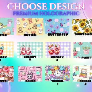 Puede incluir: Imagen que muestra varias opciones de dise&ntilde;o con el texto "CHOOSE DESIGN" y "PREMIUM HOLOGRAPHIC". Los dise&ntilde;os incluyen patrones con tortugas, animales lindos, mariposas, girasoles, cerezas, plantas, dulces, herramientas de panader&iacute;a y &uacute;tiles escolares.