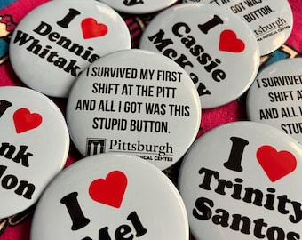 I Herz The Pitt Button Pins | 2,25-Zoll-Dennis Withaker Robby Hucklerobby Santos Langdon Abbot Benutzerdefinierte handgemachtes Geschenk