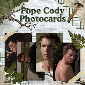 Op de afbeelding: Een collage van vier foto's van een man, gelabeld Pope Cody Photocards, tegen een witte rasterachtergrond met decoratieve elementen zoals een hamer, een boomtak en groene bladeren op een textuur van gekreukt papier.