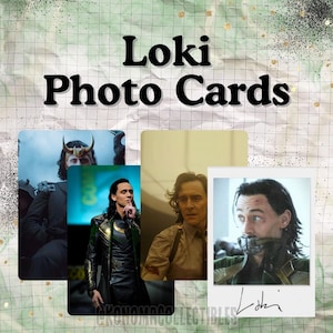 Könnte beinhalten: Eine Sammlung von Loki-Fotokarten mit verschiedenen Bildern der Figur, darunter Szenen mit einem gehörnten Helm, einem grünen Kostüm und einem Maulkorb. Der Text Loki Photo Cards ist in fetten schwarzen Buchstaben oben auf dem Raster gedruckt.