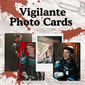 Könnte beinhalten: Fotokarten mit Bildern einer Figur in einem schwarz-blauen Kostüm. Die Karten sind auf einem Hintergrund mit den Worten "Vigilante Photo Cards" in großen schwarzen Buchstaben angeordnet. Der Hintergrund hat ein Rastermuster und Blutspritzer.