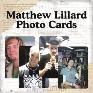 Puede incluir: Un collage de fotos con Matthew Lillard, con el texto "Matthew Lillard Photo Cards" en la parte superior. Las imágenes muestran al actor en varias poses y estilos. El fondo tiene una estética de papel vintage.