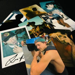 Puede incluir: Una colección de tarjetas fotográficas estilo polaroid con varias imágenes de personas en diferentes entornos. Las tarjetas tienen una estética vintage, con una mezcla de fotos en color y en blanco y negro. Algunas tarjetas tienen firmas y texto.