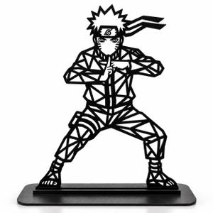 Könnte beinhalten: Eine schwarze Metall-Silhouette eines Charakters mit stacheligen Haaren und einem Stirnband mit Spiralsymbol. Die Figur nimmt eine dynamische Haltung mit zusammengeführten Händen ein und besteht aus einem geometrischen, dreieckigen Drahtgittermuster.
