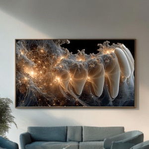 Op de afbeelding: Een moderne woonkamer met een groot abstract kunstwerk dat tanden met gouden licht afbeeldt. De kamer heeft een blauwe bank, twee fauteuils en een salontafel. De vloer is betegeld.