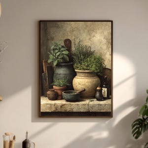 Könnte beinhalten: Ein gerahmter Druck mit einem Stillleben von Kräutern in verschiedenen Keramiktöpfen und -schalen. Das Kunstwerk hat eine rustikale, Vintage-Ästhetik mit gedämpften Tönen und einem Fokus auf natürliche Elemente. Die Szene umfasst einen Holzlöffel und Flaschen.