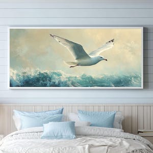 Gabbiano in volo sull'oceano - Stampa costiera in stile dipinto a olio, tela o poster con uccello in volo per decorazioni nautiche.