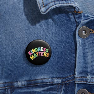 Benutzerdefinierte Kindness Matters Pin Buttons | Geschenk für Lehrer, Fürsprecher, Freundlichkeitskampagnen, süße Accessoires, positive Vibes