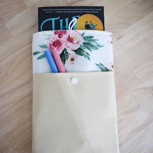 Custodia per libri cucita a mano di medie dimensioni per libri in brossura o copertina rigida piccola, custodia per libri con tasca, copertina media, copertina fatta a mano, copertina floreale