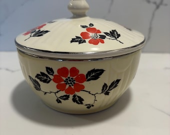 Naczynie do pieczenia w kolorze Vintage Hall Red Poppy Radiance. Bez odprysków i pęknięć.