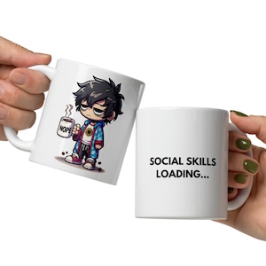Op de afbeelding: Twee witte keramische mokken. Eén mok heeft een stripfiguur met een koffiekopje. De andere mok heeft de tekst "SOCIAL SKILLS LOADING...". Beide mokken hebben witte handvatten.