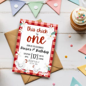 Puede incluir: Una invitación de cumpleaños con un borde de cuadros rojos y el texto "this chick is one". La invitación incluye el texto "Únase a nosotros para celebrar el primer cumpleaños de Kenzie" y presenta ilustraciones de flores blancas y pollos.