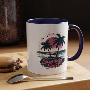 Taza de café con palmera tropical: ambiente playero, diseño con alma de verano