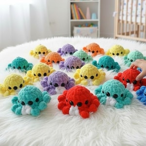 Puede incluir: Un juego de tres tazas de cerámica con un acabado mate moteado. Las tazas son en tonos crema, gris claro y gris oscuro. Cada taza tiene un diseño simple y minimalista y un asa redondeada.