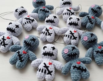 Patrón de ganchillo para muñeca vudú, llavero de peluche amigurumi de Halloween sin costuras.