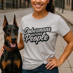 Camiseta unisex &quot;Dobermans antes que personas&quot; – Zoomies Dog Sports