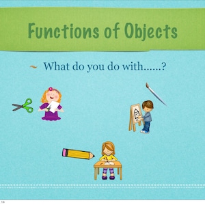 Può includere: Uno sfondo turchese con il testo "Funzioni degli oggetti" e "Cosa fai con...?" è mostrato. Sono incluse illustrazioni di forbici, un pennello e una matita. Ci sono anche illustrazioni di bambini che usano gli oggetti.