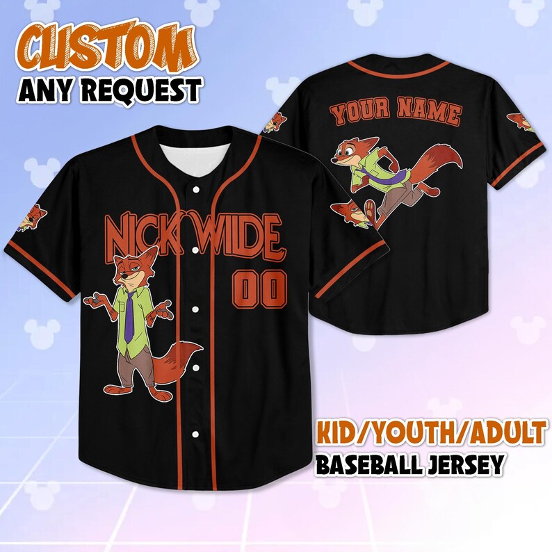 Op de afbeelding: Zwart honkbalshirt met oranje rand, met een cartoon vos karakter. De voorkant toont "NICK WILDE" en het nummer "00". De achterkant heeft "YOUR NAME". Tekst bovenaan zegt "CUSTOM ANY REQUEST". De onderste tekst zegt "KID/YOUTH/ADULT BASEBALL JERSEY".