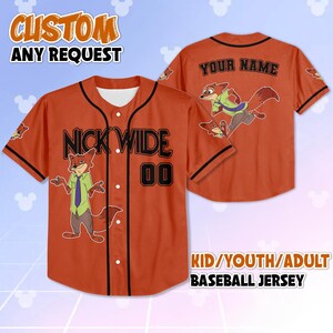 Op de afbeelding: Oranje honkbalshirt met zwarte afwerking, met een cartoon vos karakter. De voorkant toont "NICK WILDE" en het nummer "00". De achterkant heeft een rennende vos afbeelding en "YOUR NAME". Tekst bovenaan luidt "CUSTOM ANY REQUEST" en "KID/YOUTH/ADULT BASEBALL JERSEY" onderaan.