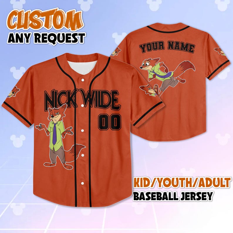 Op de afbeelding: Oranje honkbalshirt met zwarte afwerking, met een cartoon vos karakter. De voorkant toont "NICK WILDE" en het nummer "00". De achterkant heeft een rennende vos afbeelding en "YOUR NAME". Tekst bovenaan luidt "CUSTOM ANY REQUEST" en "KID/YOUTH/ADULT BASEBALL JERSEY" onderaan.
