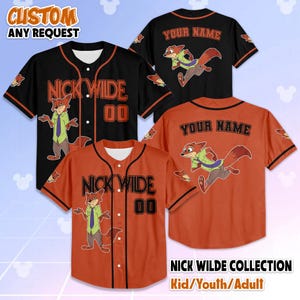 Op de afbeelding: Honkbalshirts in zwart en oranje, met een cartoon vos karakter. De shirts hebben de tekst "NICK WILDE" en "00" op de voorkant. De achterkant van sommige shirts zegt "YOUR NAME". De afbeelding bevat ook de tekst "CUSTOM ANY REQUEST" en "NICK WILDE COLLECTION Kid/Youth/Adult".