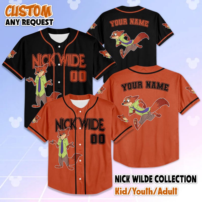 Op de afbeelding: Honkbalshirts in zwart en oranje, met een cartoon vos karakter. De shirts hebben de tekst "NICK WILDE" en "00" op de voorkant. De achterkant van sommige shirts zegt "YOUR NAME". De afbeelding bevat ook de tekst "CUSTOM ANY REQUEST" en "NICK WILDE COLLECTION Kid/Youth/Adult".