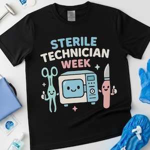 Puede incluir: Camiseta negra con el texto "STERILE TECHNICIAN WEEK" en azul y blanco. El diseño incluye imágenes de dibujos animados de instrumentos quirúrgicos y un horno microondas, todos con caras sonrientes. La camiseta es de cuello redondo.