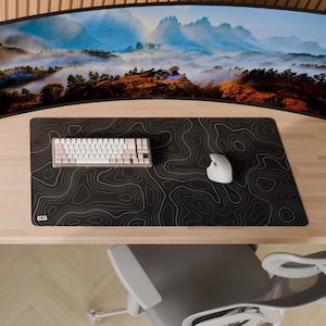 Topographics - Tapis de bureau noir - Grand tapis de souris de jeu 36 x 18 pouces, base en caoutchouc antidérapante, impression vive, accessoire de configuration de bureau pour PC