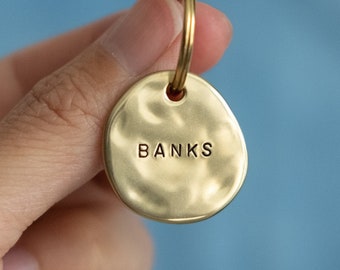 BANKS Medium: Luxe handgestempelde gepersonaliseerde aangepaste huisdier-ID-tags voor honden en katten in massief messing