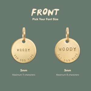 Peut inclure: Deux m&eacute;dailles d'identification pour chien en m&eacute;tal dor&eacute; rondes avec un anneau en haut. La m&eacute;daille de gauche porte la gravure "WOODY 217 555 9175". La m&eacute;daille de droite porte la gravure "WOODY 217 555 9175". Le texte de la m&eacute;daille de gauche est plus petit que celui de la m&eacute;daille de droite. Le texte sous les m&eacute;dailles indique la taille de la police : 2 mm et 3 mm. Le texte sous la taille de la police indique le nombre maximum de caract&egrave;res pouvant &ecirc;tre grav&eacute;s sur chaque m&eacute;daille : 11 caract&egrave;res pour la police de 2 mm et 8 caract&egrave;res pour la police de 3 mm.