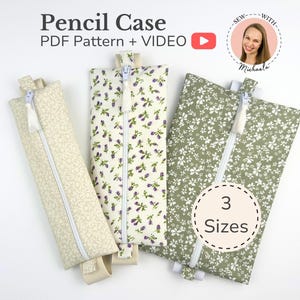 Könnte beinhalten: Drei Stiftemäppchen aus Stoff mit weißen Reißverschlüssen und Quasten, mit Blumenmustern in Creme, Weiß und Grün. Der Text lautet Pencil Case PDF Pattern + VIDEO und 3 Sizes. Jedes Mäppchen hat oben und unten eine kleine Stoffschlaufe.