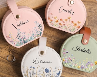 Estuche de joyería de cuero personalizado, caja de joyería personalizada con flor de nacimiento, caja de joyería de viaje con nombre, regalos para damas de honor, viaje personalizado para damas de honor