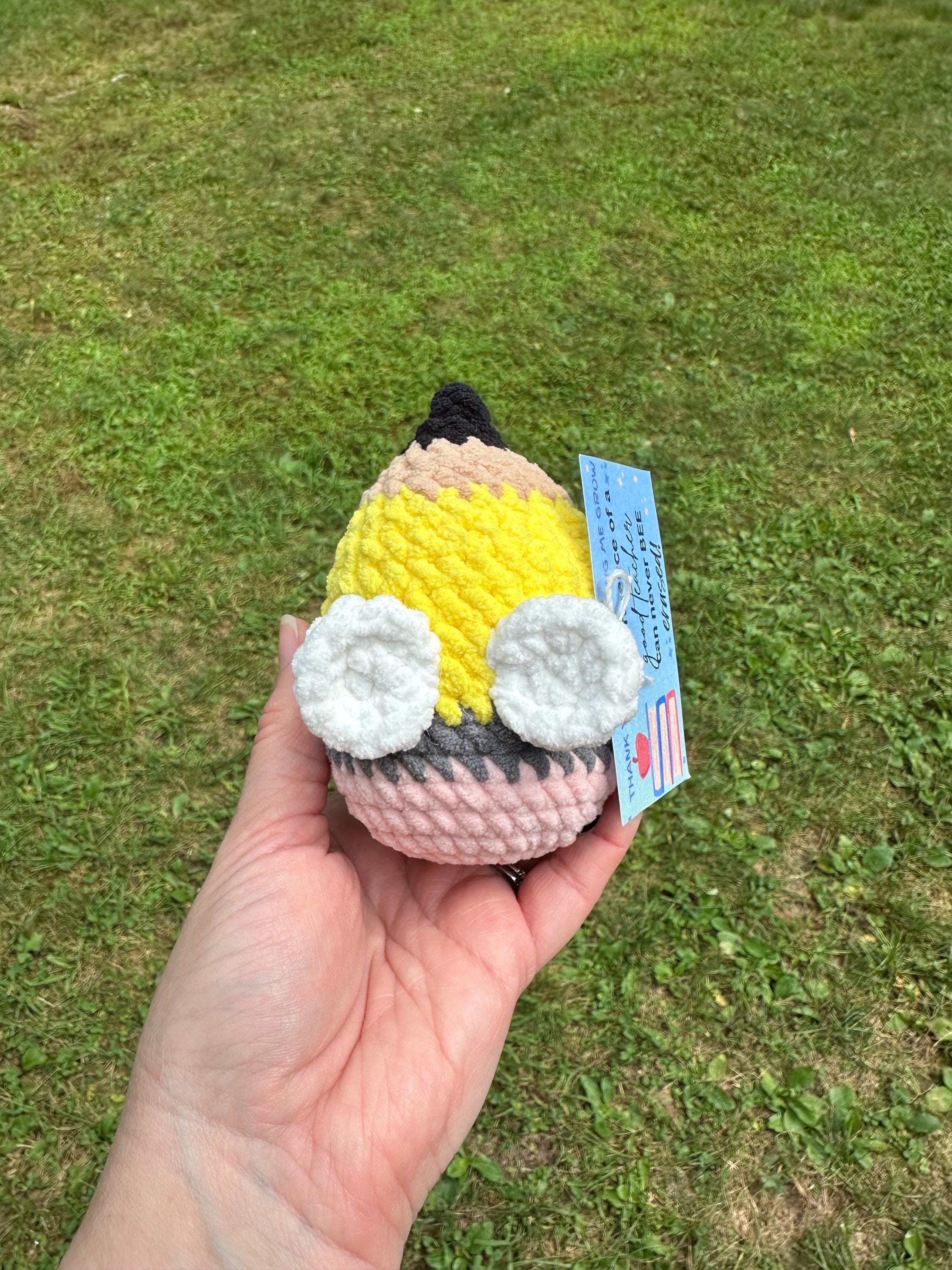 Handmade Crochet Pencil Bee Plushie – Teacher Appreciation Gift, Back-to-School Gift, Amigurumi Bee, Cute Desk Decor - Thumbnail 2