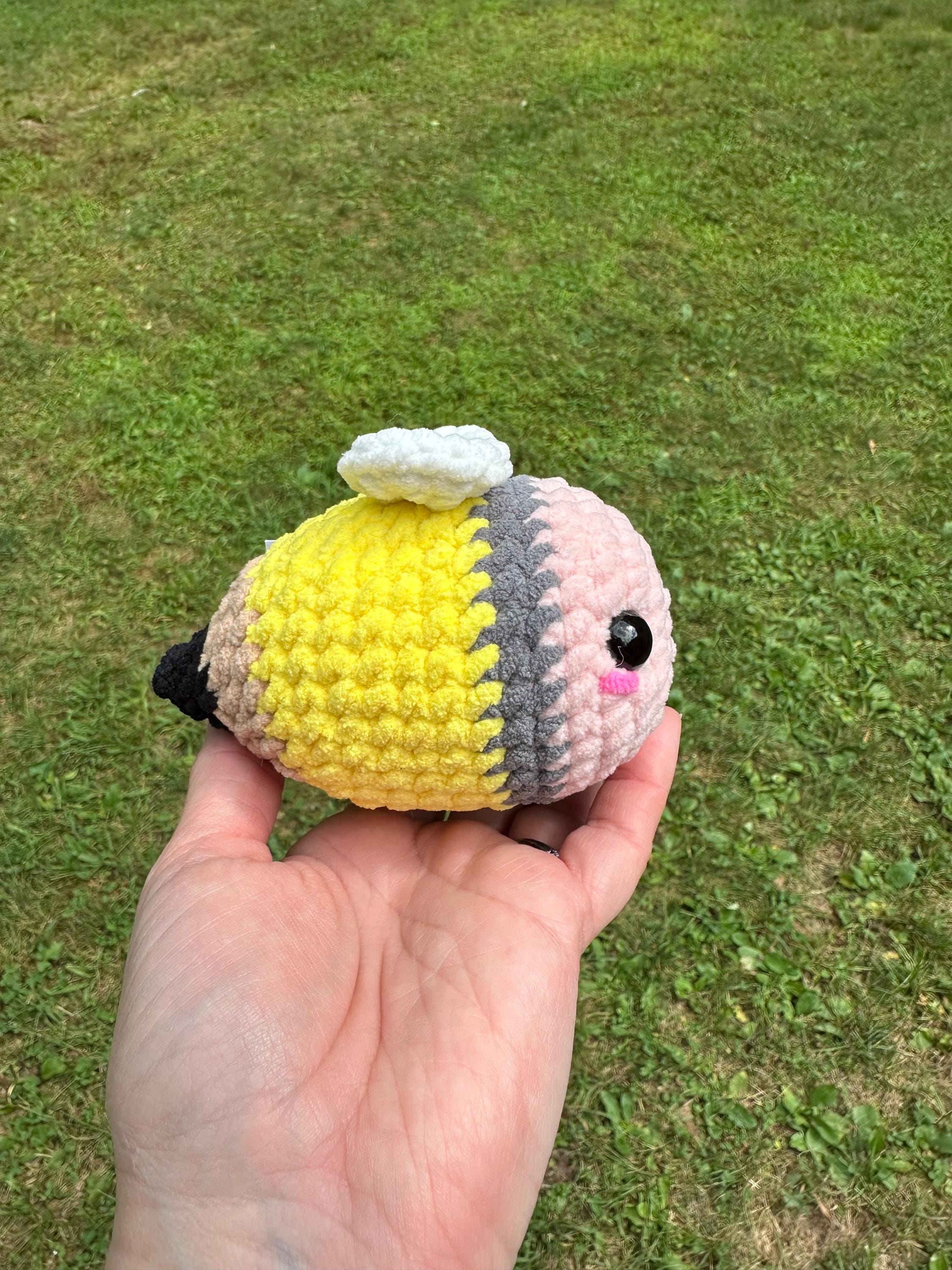 Handmade Crochet Pencil Bee Plushie – Teacher Appreciation Gift, Back-to-School Gift, Amigurumi Bee, Cute Desk Decor - Thumbnail 5