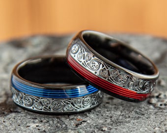 Anello personalizzato in tungsteno nero con nodo celtico, intarsio a corda di chitarra rossa e blu, fascia boho unisex, regalo ispirato alla natura per lui e per lei.