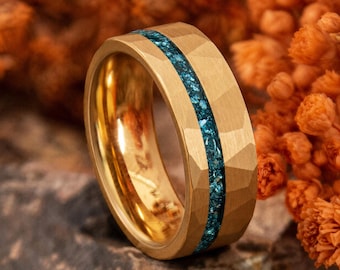 Anello in tungsteno dorato, con texture martellata e intarsio di turchese, gioiello da uomo di design, regalo unico per anniversario per lui.