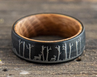 Anello in tungsteno nero con fascia interna in legno da 8 mm e incisione laser di albero e cervo, gioiello da uomo ispirato alla natura e alla foresta, regalo di compleanno unico per lui.