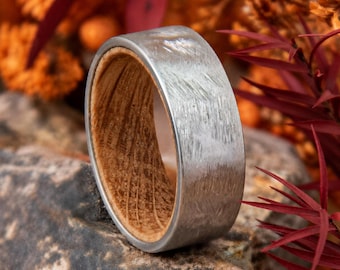 Anello in acciaio inossidabile da 8 mm, rivestimento interno in legno di botte di whisky, fede nuziale minimalista unisex, regalo unico per coppie.