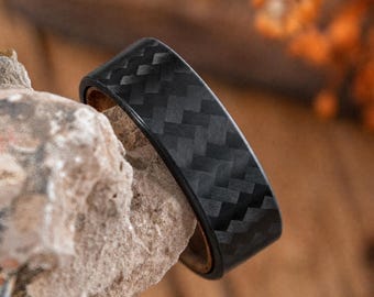 Anello con guscio in fibra di carbonio, fascia interna in palissandro, anello unisex nero dalla texture moderna, gioiello da regalo per coppie (uomo e donna)