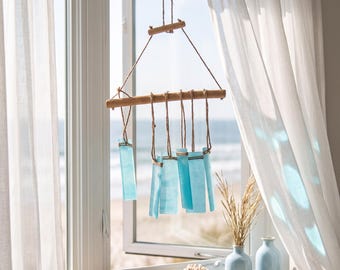 Decorazione da parete quadrata blu in vetro di mare naturale e legno di recupero, ornamento galleggiante in legno grezzo legato a mano, arredamento boho in stile costiero.