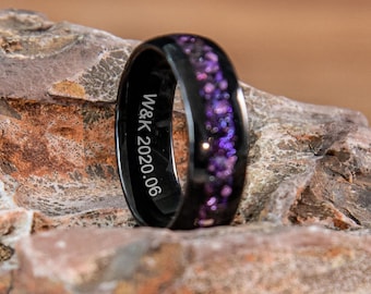 Anillo de tungsteno negro pulido con grabado personalizado e incrustaciones de cristal morado, anillo unisex, anillo de promesa para hombres y mujeres, joyería para uso diario.
