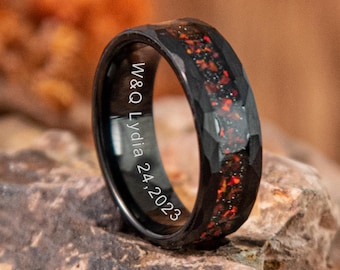 Anillo de tungsteno negro martillado con grabado personalizado, incrustación de ópalo rojo, anillo unisex para uso diario, regalo de aniversario para él.
