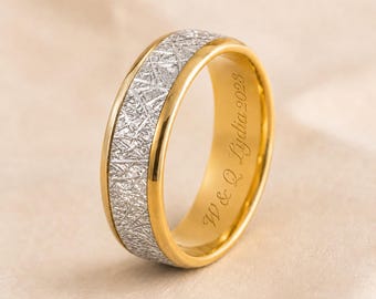 Anello personalizzato in tungsteno dorato, fascia in argento con intarsio testurizzato, fede nuziale con meteorite, anniversario per lui e per lei