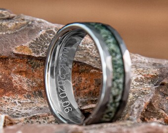 Anillo de tungsteno con grabado personalizado y piedra de serpentina verde natural, anillo minimalista, regalo duradero.