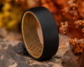 Anello da uomo da 8 mm con finitura spazzolata, inserto in legno, anello comfort, anello in tungsteno nero con rivestimento interno in legno, regalo di compleanno unico per lui